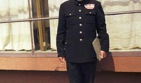 "Kolejarz w mundurze z okresu międzywojennego", 1986. Fot. J. Szeliga....